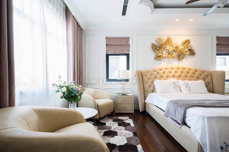 Bố trí ghế sofa đơn trong phòng ngủ giúp gia chủ có thể thư giãn uống trà, đọc sách trong phòng master Sofa tân cổ điển cao cấp