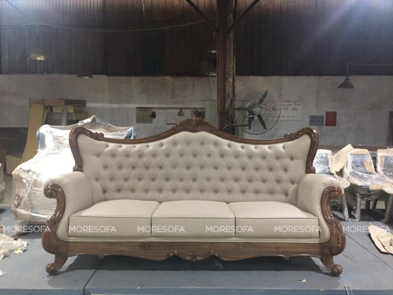 Mẫu sofa tân cổ điển đẹp, đẳng cấp với gỗ tự nhiên óc chó chạm trổ hoa văn cầu kỳ, tỉ mỉ , bọc da cao cấp rút múi cho khách hàng ở Sài Gòn. Sofa tân cổ điển cao cấp