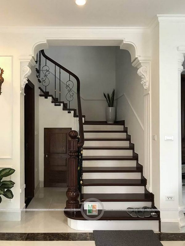 Mẫu cầu thang gỗ óc chó đẹp đẳng cấp tại công trình thi công biệt thự tân cổ điển Ecopark Hưng Yên