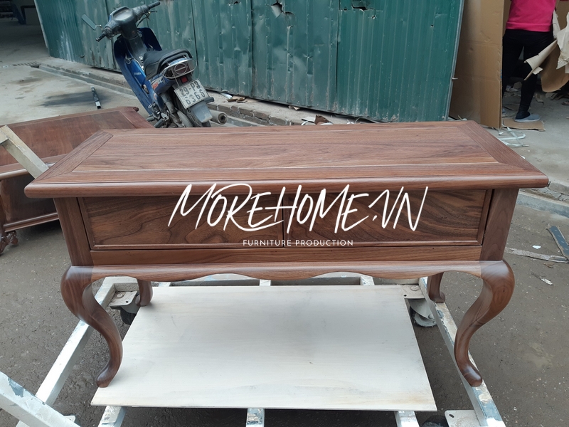 Kệ tủ gỗ óc chó tân cổ điển với đường cong mềm mại, tỉ mỉ đến từng chi tiết được tạo bởi bàn tay của thợ lành nghề tại Morehome