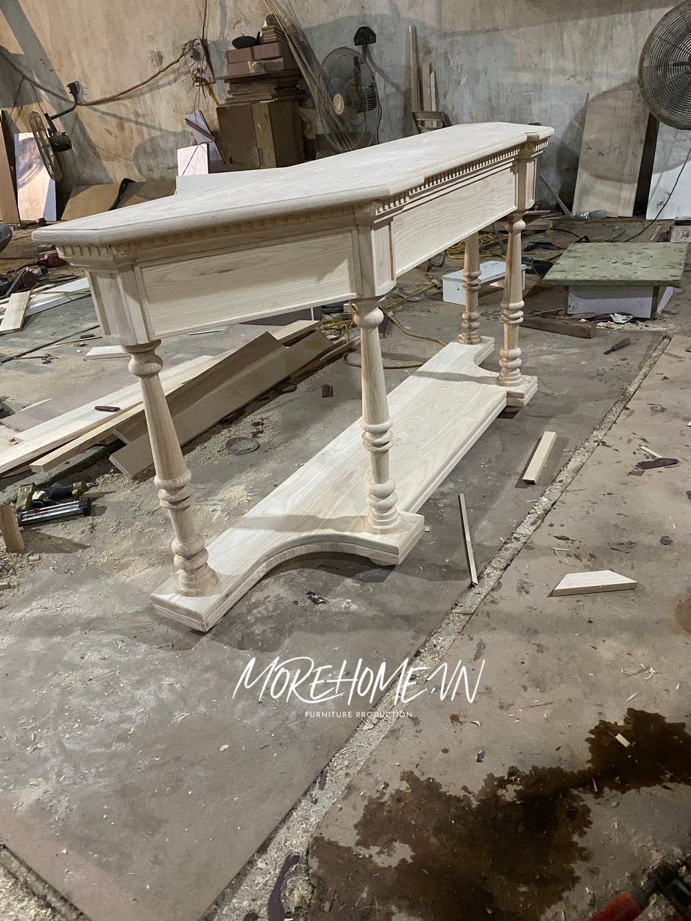 Thi công kệ decor gỗ tự nhiên đường nét mềm mại, chi tiết chạm khắc tỉ mỉ trang trí tô điểm cho không gian sự sang trọng và thẩm mỹ