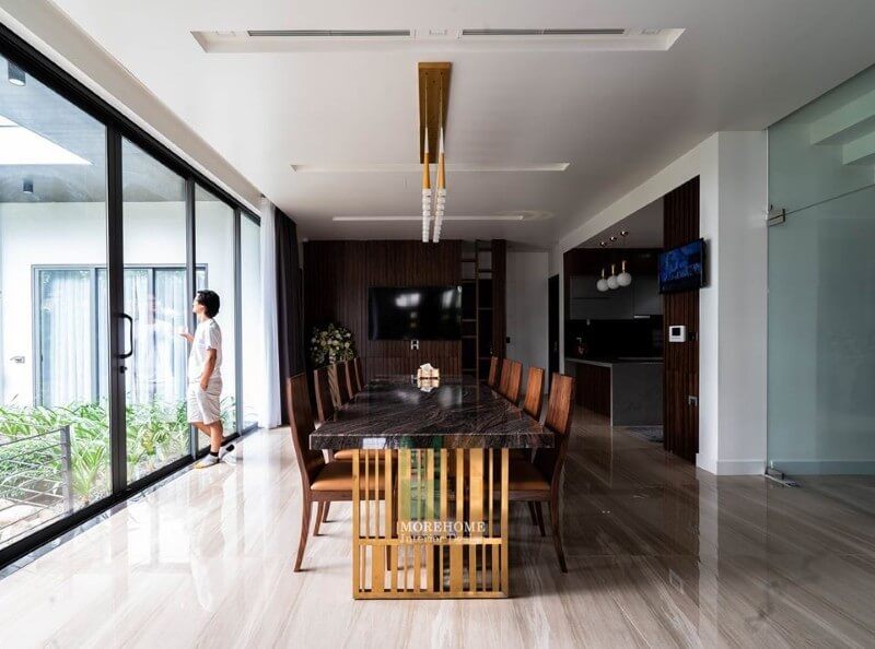 . Công ty nội thất Morehome đã sản xuất và thi công một bộ bàn ăn mặt đá chân inox mạ vàng cùng 10 ghế ăn gỗ óc chó hiện đại.